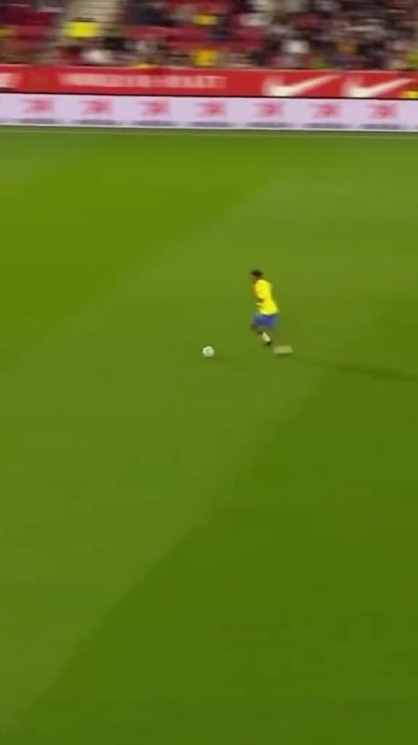 45歲還開(kāi)掛！小羅再現(xiàn)牛尾巴過(guò)人，微笑單挑門(mén)將輕松打進(jìn)